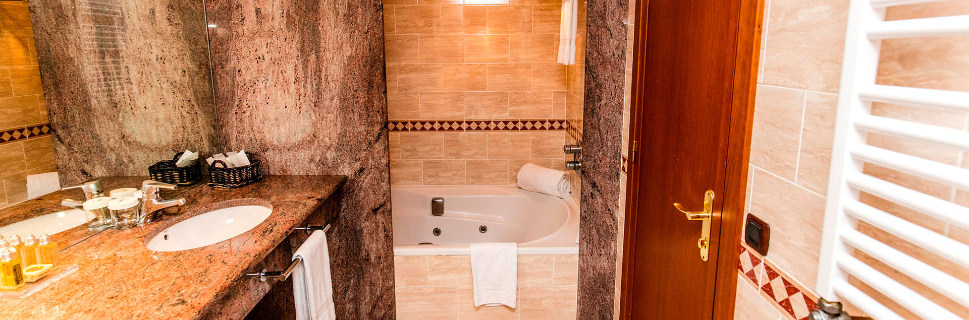 Chambre avec bain hydromassage et spa